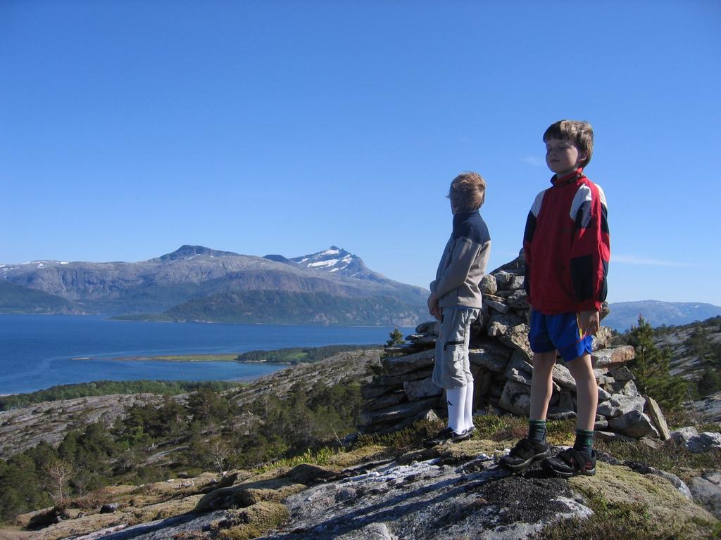 Otervikfjellet Vattafjellet 448 moh 2,6 km Kjør Fv 771 til Sørhorsfjord og ta av på Fv 3 utover til Nordhorsfjord