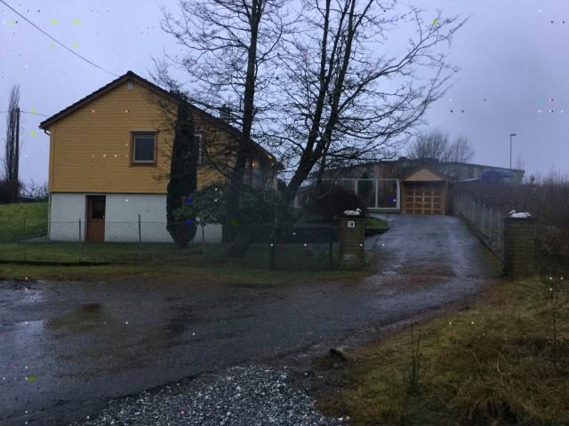 Huset sett mot vest. Huset sett mot sørvest. Figur 4-7 Bilder viser hvordan huset ser ut i dag. Sweco. Huset har bevart mye av sitt opprinnelige arkitektoniske uttrykk.