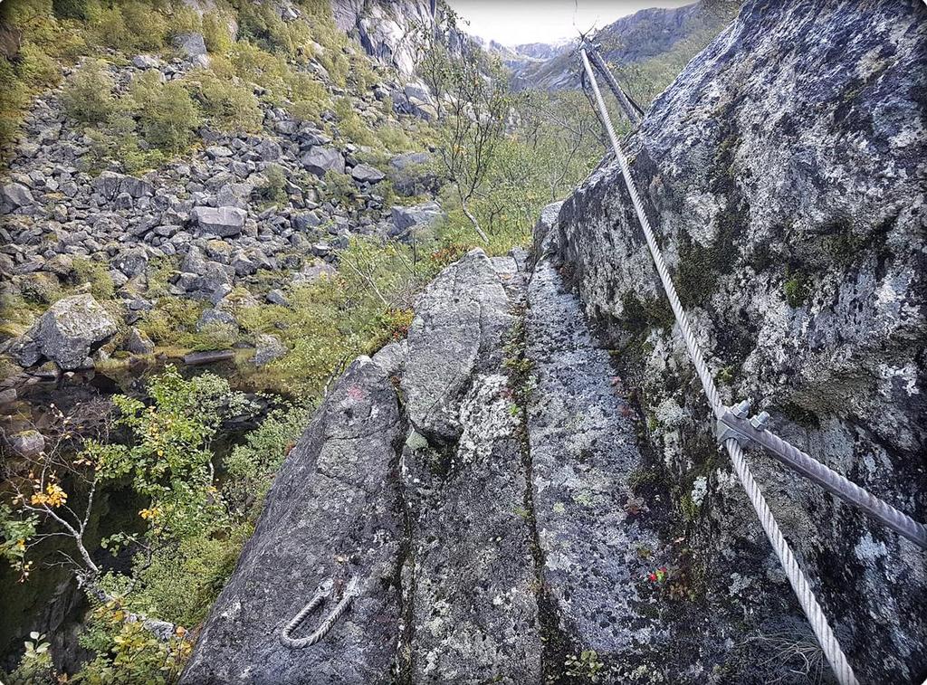 Søppelrydding Storfjordbotn Forvalter og SNO var sammen med Hilstad skole på to-dagers tur til Storfjordbotn, der noe av formålet var å rydde stranda for søppel.