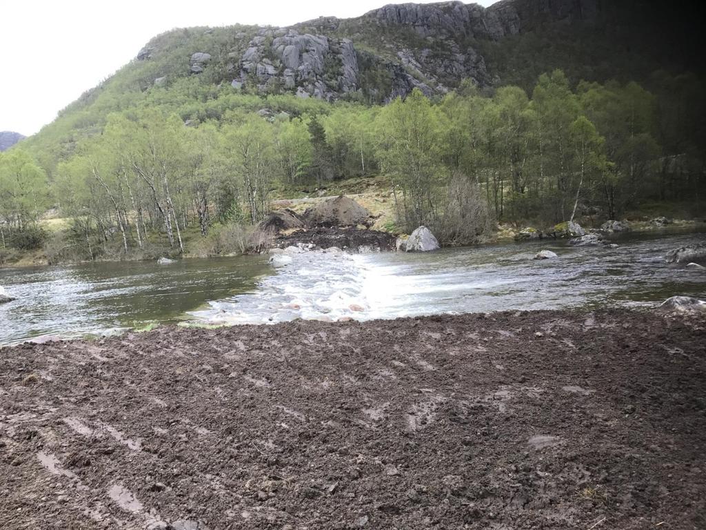 Terskel av stein ligger nå på samme sted i elva nedstrøms dam Dalavatn: En terskel av stein ligger nå der hvor betongrøra lå,