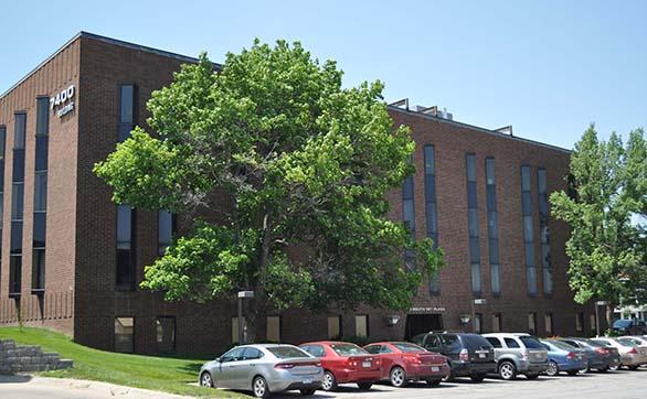 OFFICE FOR LEASE 7400 Building 900 South 74th Plaza Omaha, E (74th Plaza & Pacific) BUILDIG DATA SITE DATA LEASE TERMS $14.50 - $15.95 PSF FULL SERVICE Perfect offices for the professional.