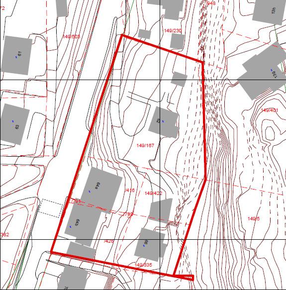 4 SITUASJONSBESKRIVELSE Situasjonen til området er vist i teknisk kart på figur 1. Langs boligene i Lyngbøveien 62 og 66 er det en bratt bergskrent, skrenten er ca 15 meter høy.
