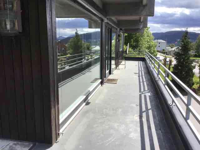 Vurdering og begrunnelse TG 2 Ytterdører/balkongdører er fra byggeår og har noe slitasjeegrad, sprukket blyglass ytterdør. Rekkverk for lavt på terrasse utifra dagens krav. Tiltak Lokal utbedring.
