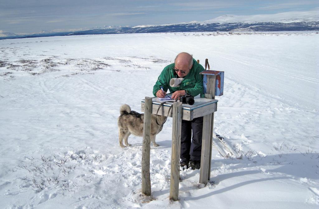Ut på tur: Jon J. Meli har alltid satt stor pris på natur og friluftsliv. Her har han tatt skituren inn på Vola i Dalsbygda. Fotoapparatet er alltid med - og gråhunden.