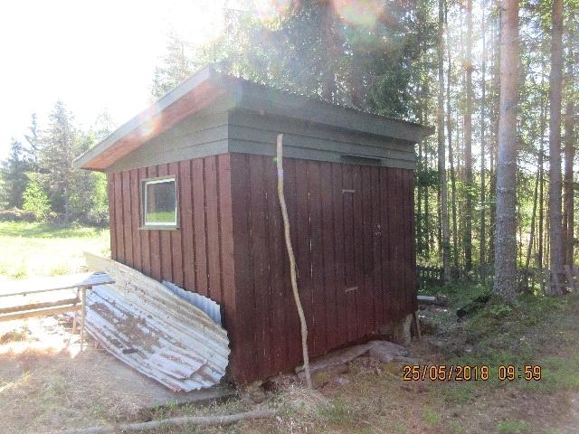 Glatt finert dør i hovedinngang. Enkel tredør til bod i tilbygg. PIPE Elementpipe. TERRASSE/BALKONG Terrasse i trekonstruksjon, ca. 17 m2.