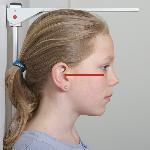 Barnets hode skal ha en posisjon slik at en linje fra øvre ørekanalåpning til et punkt tilsvarende benstrukturen av