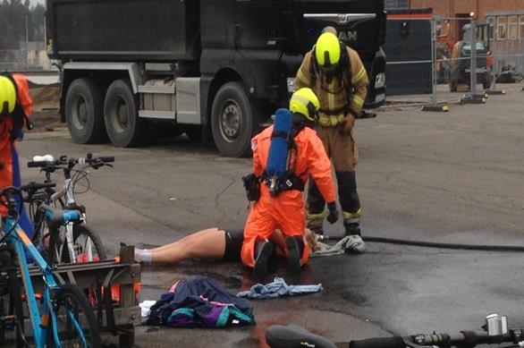 Etter at sykehuset mottok første melding, ble det slått alarm på CBRNE-hendelse. Klargjøring av personell i vernedrakt, etablering av triage-team og klargjøring av materiell ble raskt iverksatt.