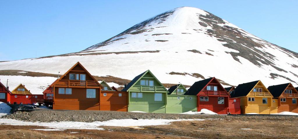 Alle rommene på Radisson Blu Polar Hotel, Spitsbergen har minibar eller kjøleskap, TV og skrivebord. Noen av rommene har en kaffemaskin fra Nespresso.