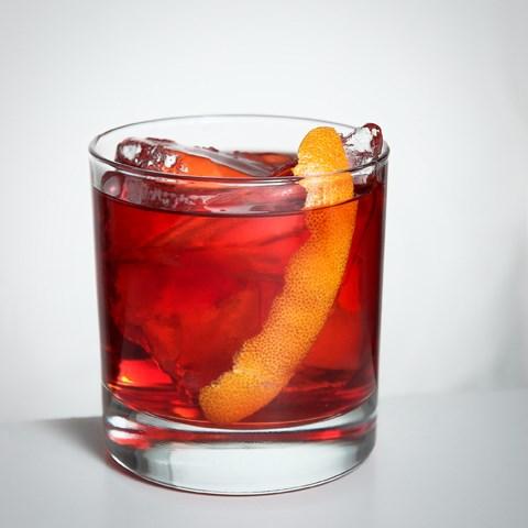 2 cl Göteborg gin 2 cl Campari 1 cl søt vermut Appelsinskall spiral til garnityr Ha knuste isbiter i et blandeglass. Hell Campari, gin og vermut over isen.