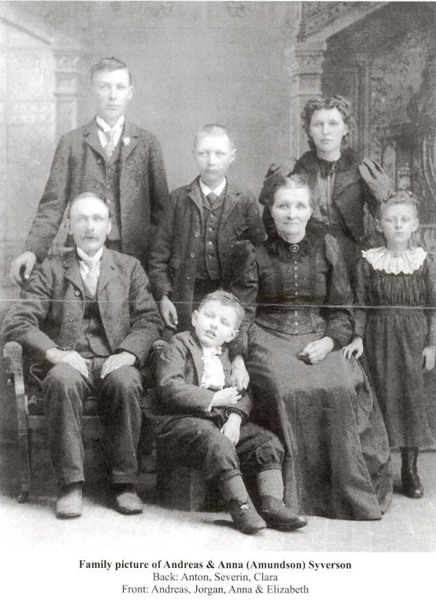 Steele County i North Dakota i 1882. I 1910 flyttet de til Sharon i North Dakota. Familien tar Syverson som etternavn. Anton Syverson født 1876 i Danville, Worth County, Iowa Clara Syverson født 28.