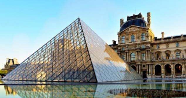 Oppgave 9 (5 poeng) Glasspyramiden som er inngangen til museet Louvre, er et verk av arkitekten Leoh Ming Pei. Pyramiden har en kvadratisk grunnflate på 1225 m². Pyramiden er 21,65 m høy.
