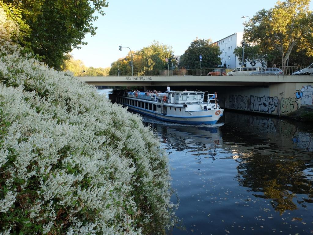 REISEBREV BERLIN, TYSKLAND OKTOBER 2018 Thea Marum Kvarme & Kjersti Skjelbreid Landskapsarkitektstudenter, 5 året NMBU Kanalen som renner igjennom Kreuzberg er et vitkig element både for planter, dyr