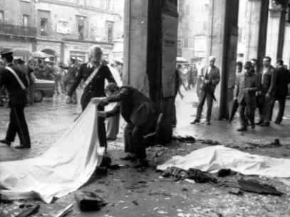 Hendelser med bomber på jernbanestasjoner Strage di Bologna Bologna massakeren. Dette var en av de dødeligste terroraksjonene i nyere europeisk historie.