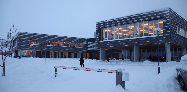 Den første delen av småskolen ble bygd på 70-tallet og dagens størrelse har denne delen av Rørvik skole hatt siden 1998. Rørvik skole har alltid vært en felles skole for første til tiende trinn.