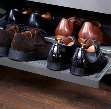 Med uttrekkbare skohyller har du full oversikt over skoene dine, og god utnyttelse av dybden i garderoben ettersom hyllen har plass til to rader med sko.