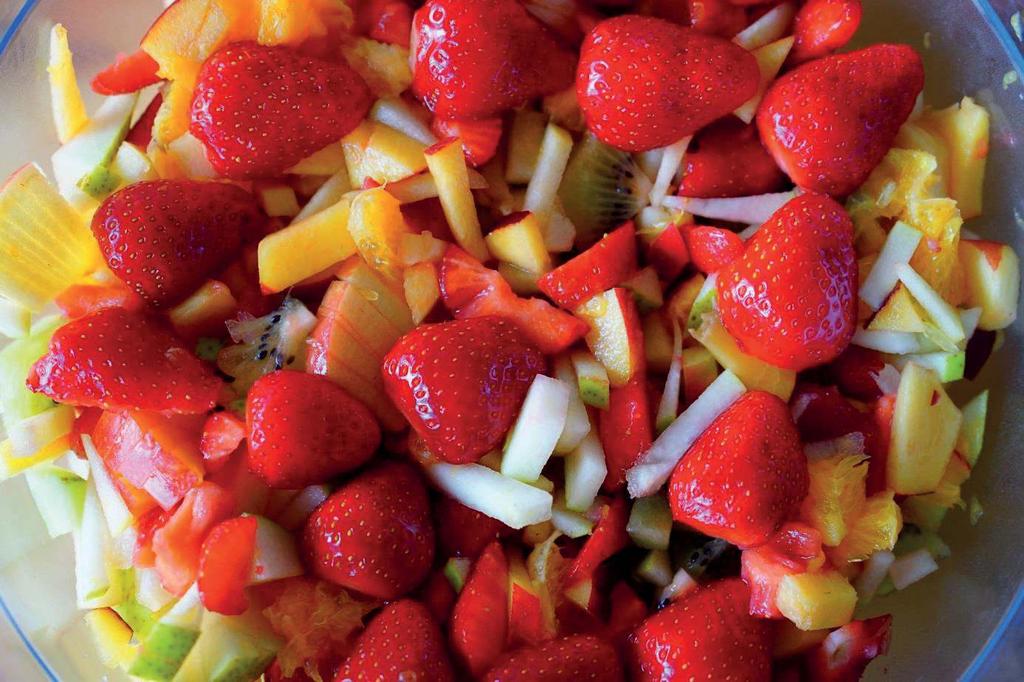 Fruktsalat Fruktsalat er en mye brukt dessert på Sri Lanka. Lag gjerne en fruktsalat av bananer, mango, ananas (ikke hermetisk), papayaen og eventuelt melon. Kjøp frukt som er moden.