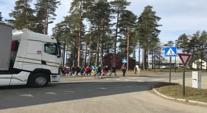 Forord Trafikksikkerhet betyr at du skal kunne bevege deg trygt i nærmiljøet uavhengig av alder og funksjonsnivå uansett om du er fotgjenger, syklist eller bilist.