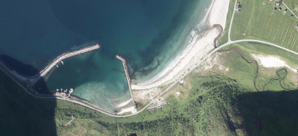 1. BAKGRUNN Ersfjordområdet på Senja består blant annet av et friluftsområde med småbåthavn og hvit sandstrand omgitt av bratt fjell. Det ligger en klynge med boliger øst for stranda.