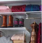 Sesongoppbevaring av klær og sko på øverste hylle frigjør plass i