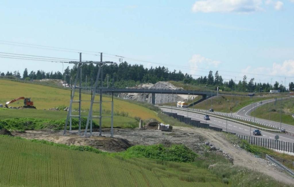 Figur 3 1 Grøftesnitt for kabelanlegg en avgang. Bilde 3 1 Kabelendemast, fra 132kV Rød Jåberg i Vestfold. 3.2 Andre anlegg 3.2.1 Adkomstveier Det vil etableres adkomstvei til stasjonstomten.