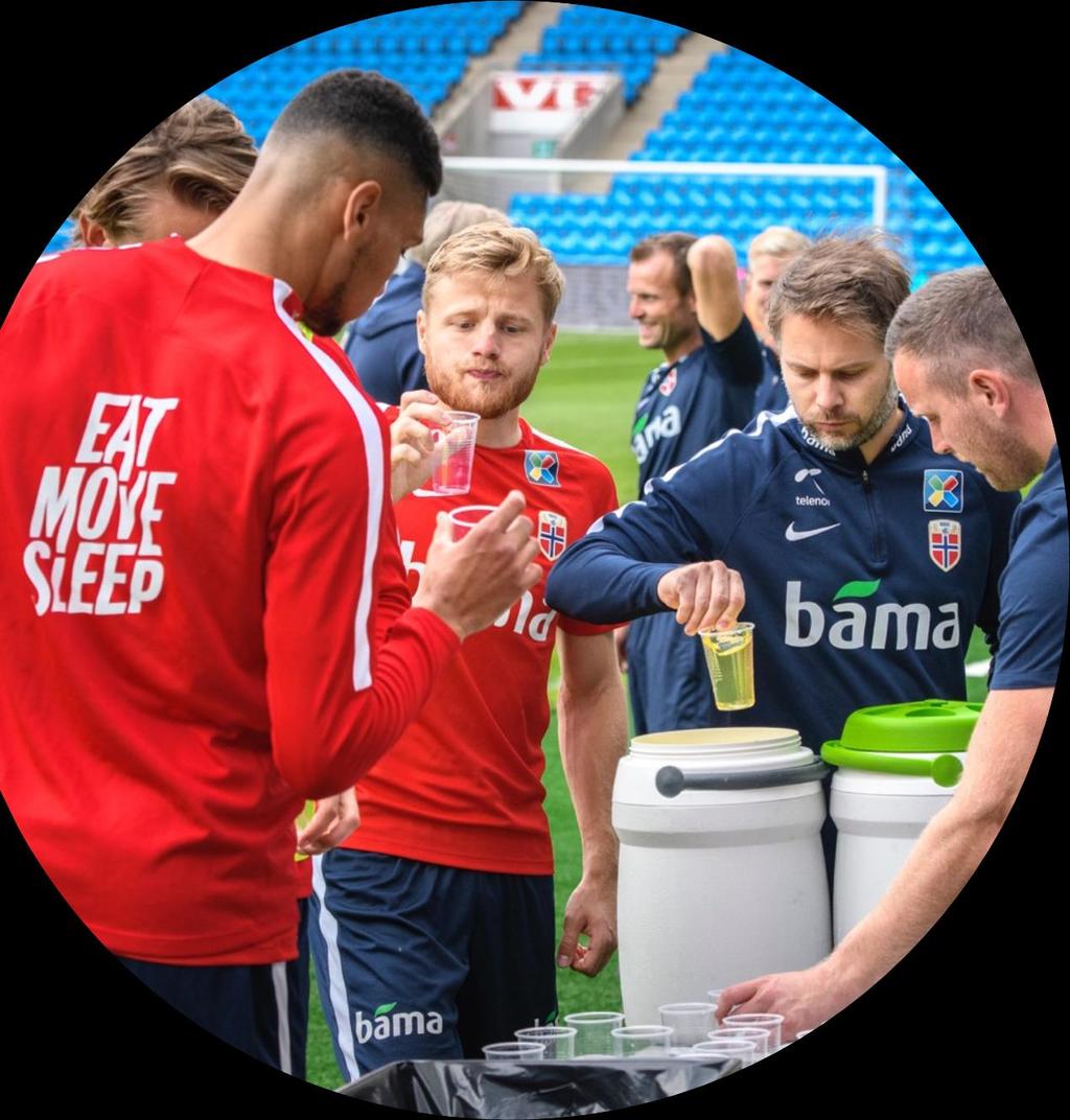 SOM TRENER KAN DU FOR EKSEMPEL: Oppfordre alle spillere til å spise 1 time før trening Be spillere alltid ha med drikkeflaske med vann på trening Drikke sportsdrikk/svak saft eller spise f.eks.