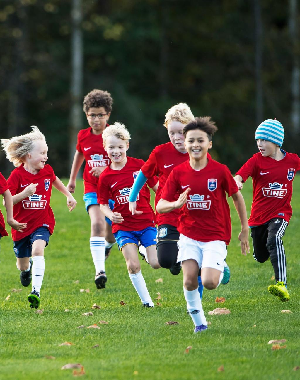 EN ENKEL LUNSJMENY TIL DIN TINE FOTBALLSKOLE I denne brosjyren har vi satt opp en enkel 5 dagers meny, med tilhørende handleliste og priser på våre produkter.