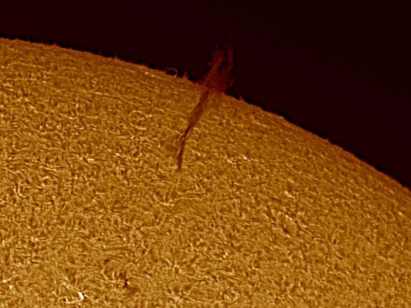 Det er helt trygt å se på sola gjennom solteleskopet, men husk at ingen må se rett på sola uten riktig beskyttelse!