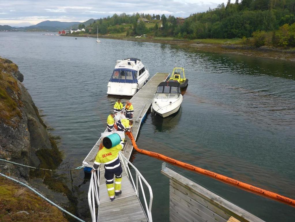 Øvelse utlegg og forankning av havnelenser, Agdenes (foto: IUA Sør-Trøndelag) I Frosta er det mye småbåter, og øvelsen ble tilpasset den typen hendelse.