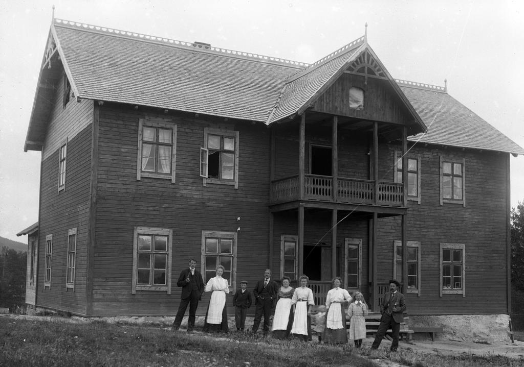 og lærer Vold. Bildet er tatt i 1910. MINØ.