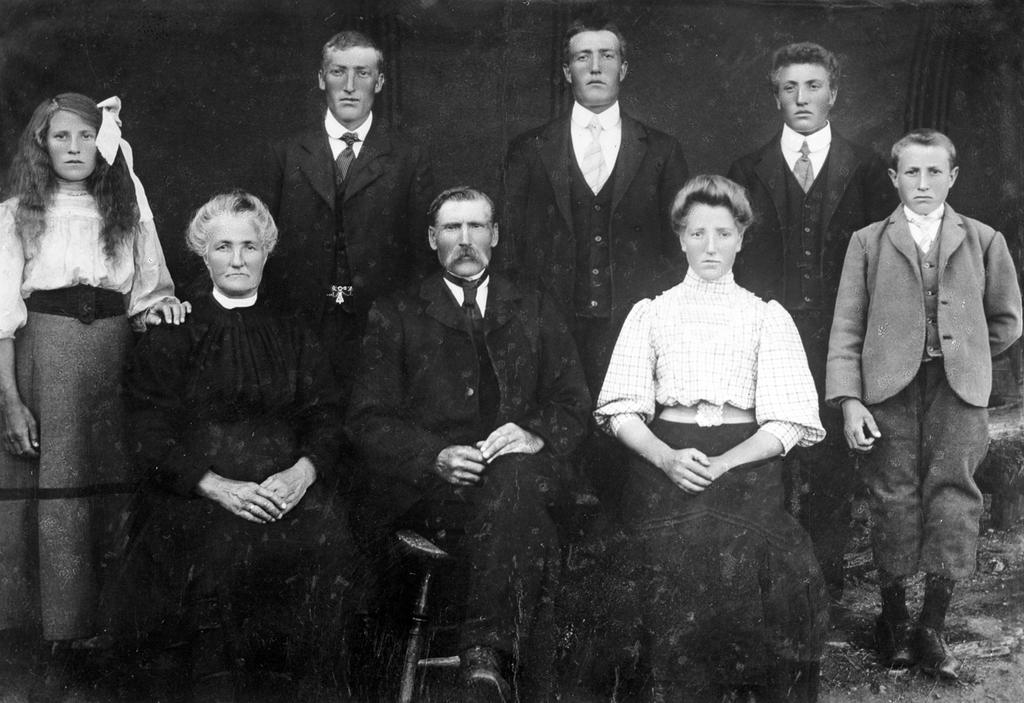 MINØ.40824 Familien Simenstad, Dalholen. Foran fra venstre ser vi Kari Olesdatter (f. Bergejordet, Dovre), f. 1858, Ole Oleson Furuhovde f. 1854, Klara Tora, f. 1895.