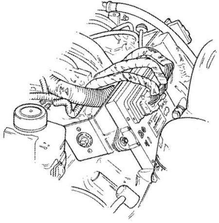 Bli kjent med motorenheten 5848 2. En 90 A sikring sitter på den store konsollen for strtersolenoiden. Denne sikringen skl beskytte motorens ledningsnett ved eventuell overbelstning.