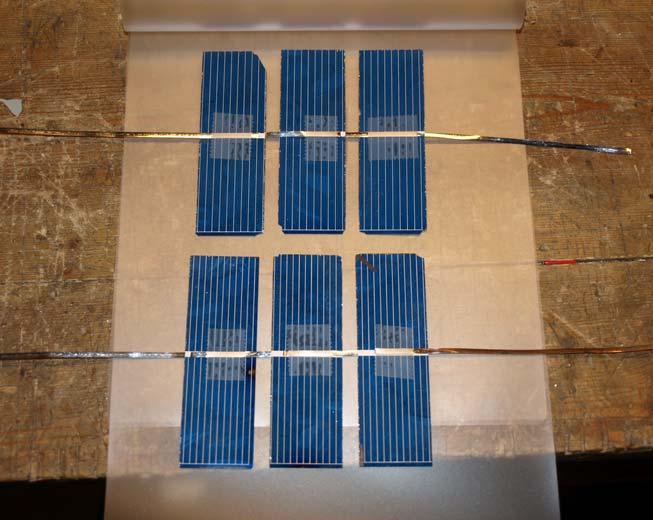 5. Legg solcellene mellom plastlaminatet som vist på figuren til
