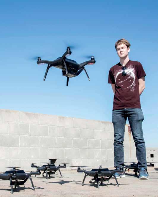 SONDRE TRENER FRAMTIDENS DRONER Å sende hundrevis av droner opp i lufta er ikke noe problem, skal du få dem til å samarbeide og snakke sammen blir det langt mer komplisert.