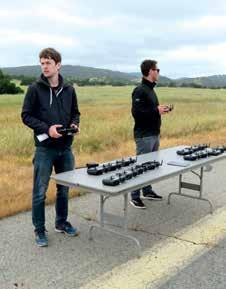 Intel sender jo opp dronefyrverkeri med hundrevis av droner men den ene dronen vet ikke at den har hundre andre rundt seg.