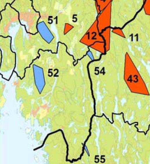 Figur 1: Familiegrupper (røde polygoner) og revirmarkerende par (blå polygoner) av ulv i Skandinavia i registreringsperioden, vinteren 2016-2017.