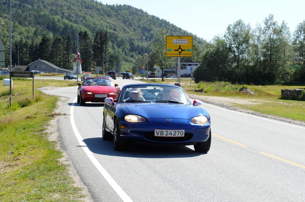 Sommertur med 110 mazdaer MX-5 kabriolet i Vest-Agder og Rogaland. Her har bilene nettopp tatt av E 39 mot Vigeland i Lindesnes kommune. Kjørte helt fra England Litt av en tur du har tilbakelagt?