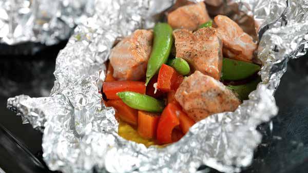 Løvetann 4H sin laksefilet Til 4 porsjonar treng du: 4 stykke laksefilet 4 ss rømme ½ purreløk ½ paprika Sitronpepper Olje Aluminiumsfolie, 4 ark Gjer slik: Smør aluminiumsfolien med nøytral olje, t.