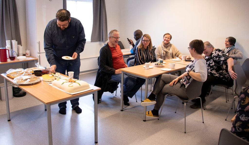 Tidligere har altså flyktningetjenesten og voksenopplæringen vært lokalisert på to forskjellige steder, de er fortsatt underlagt to ulike etater i Vikna, men i Nærøysund blir de i samme avdeling.