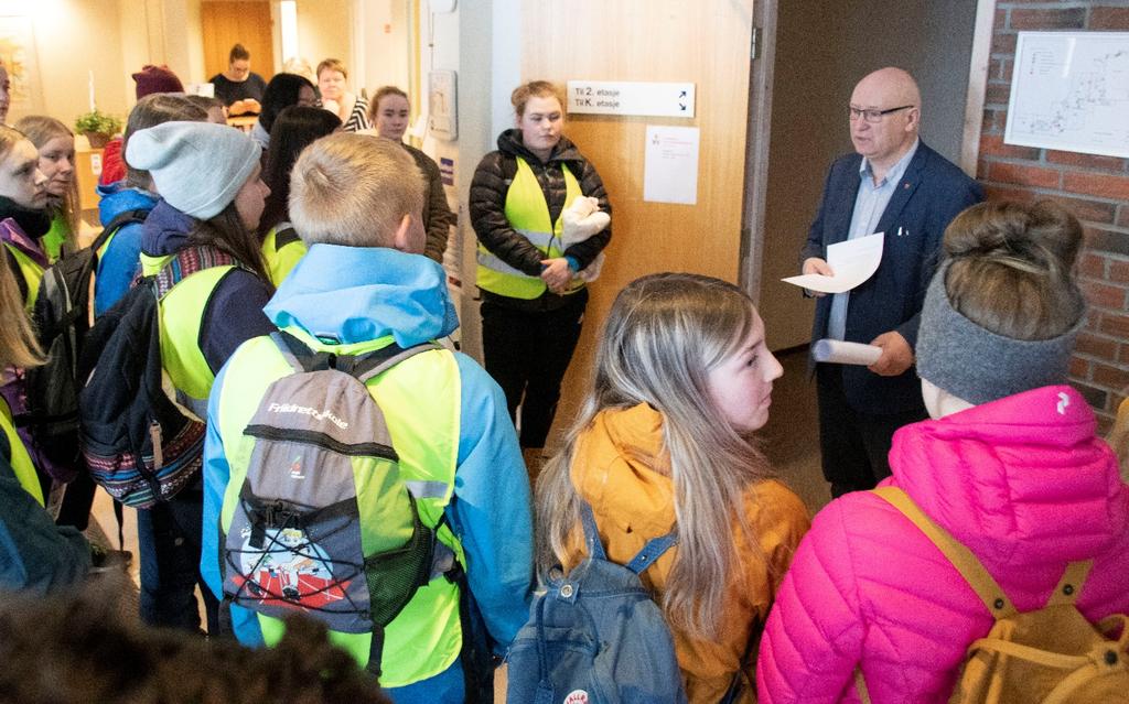 Engasjerte elever ville vite om Nærøysunds klimamål Nærøyordfører Steinar Aspli måtte svare på spørsmål om kommunens klima- og miljøpolitikk for engasjerte elever.