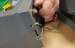 Kontroll av batteripoler Kontroller at kabelskoene