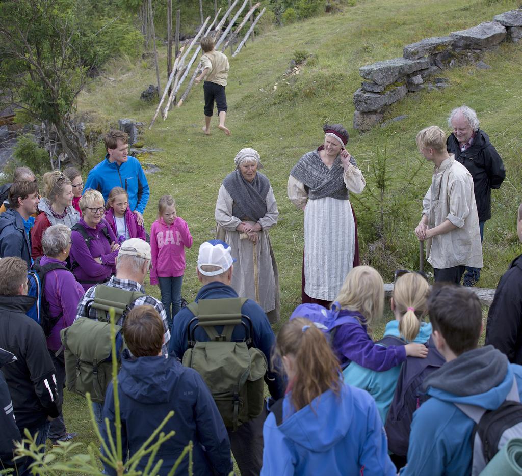 Verksvandring Lang Verksvandring starter på nordsiden av kl 14.30 lørdag og søndag. Guidet vandring ned til Masovnen og rundt i. Små tablåer underveis.