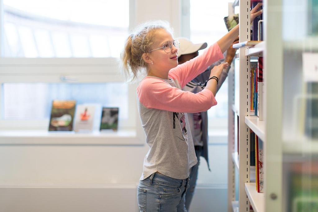 Skolebibliotek i dag Spørsmål til Skole-Norge 2018 9 av 10 grunnskoler har eget skolebibliotek Bibliotekansvarlig er som regel lærer uten bibliotekfaglig tilleggsutdanning Skolene mener biblioteket