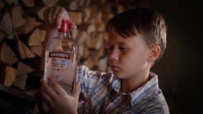 2 Bakgrunnen for dette prosjektet er at regissør for filmen har brukererfaringer på vokse opp i en familie hvor far var alkoholiker. Barn kan ikke velge sin egen hverdag.