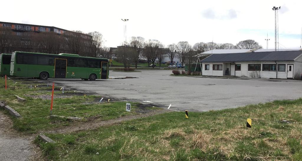 Det er et overbygg på bussterminalen i nord, se Figur 4-4, mens det sentralt og sør på området er plassert to bygg, se Figur 4-5. Figur 4-4: Bildet viser bussterminal med overbygg.