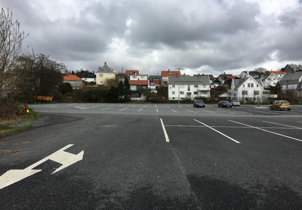 Flotmyr, Haugesund Orienterende miljøgeologiske grunnundersøkelser. multiconsult.no Figur 4-8: Deler av parkeringsplassen på tidligere idrettsanlegg. Bildet er tatt mot øst. Foto: Multiconsult.