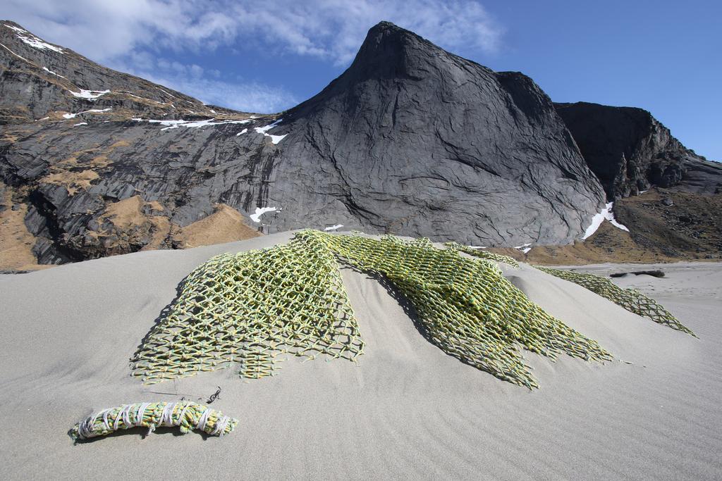 3. MENGDEN MARIN FORSØPLING Bilde 4: Eksempel på fiskerirelatert plast forsøpling i strandsonen. (Foto: SALT/Marthe Larsen Haarr). 3.