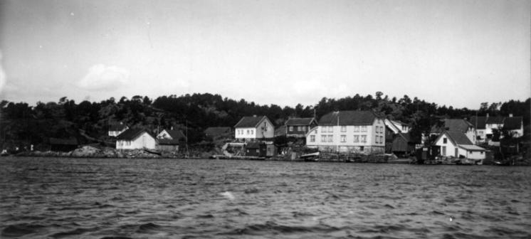 Den mest kjente bygningen er gavlshuset som Gabriel Scott gav navnet Eventyrhuset, som ligger i stranda på Revesand. Huset har vært har hjem for samme skipperslekt i mere enn 300 år.