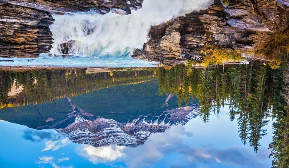 Athabasca Falls er uovertruffen med fjellrike omgivelser, mye skog, elver og innsjøer som kan utforskes. Her er det også mange fosser, inkludert Canadas fjerde største, Helmcken Falls.