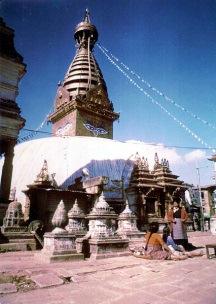 Det er også kjent som Monkey Temple, hvor hellige aper lever i den nordvestre delene av templet. Vi får en naturskjønn utsikt over byen Kathmandu derfra.