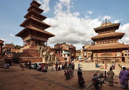 Byen Bhaktapur ligger 14 km øst for Kathmandu og er kjent som de troendes by. Den inneholder middelalderens kunst og arkitektur. Byen ble grunnlagt på 800-tallet og er formet som en konkylie.
